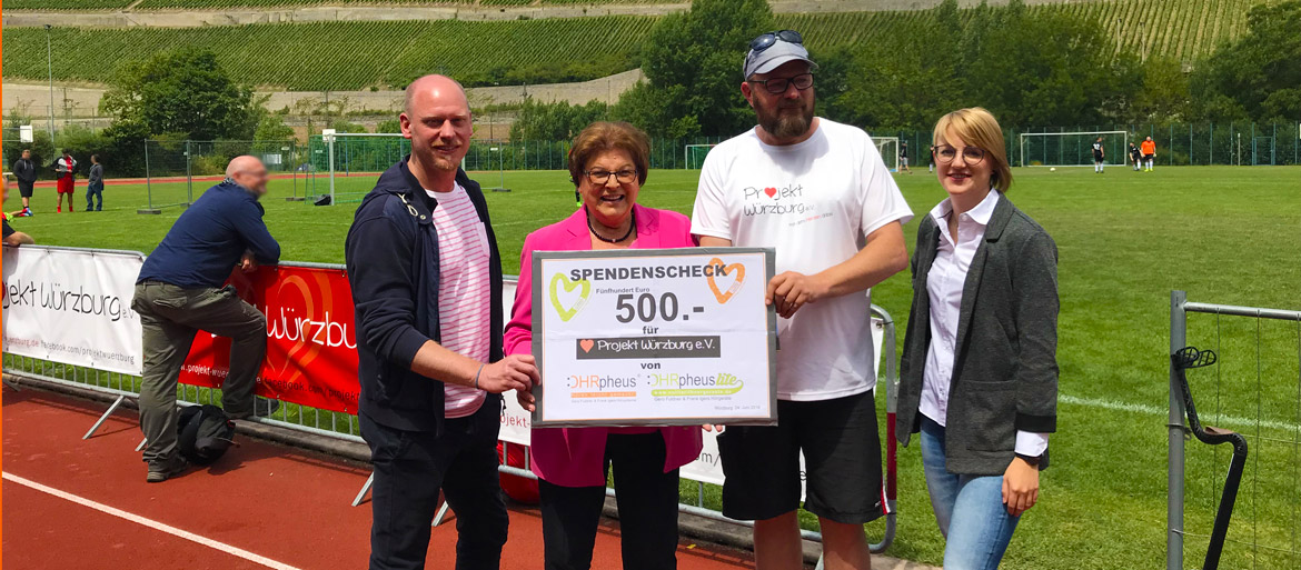 OHRpheus unterstützt Projekt Würzburg e. V. Spendenübergabe Igers, Stamm, Preuss, Schmitt Foto der Scheckübergabe