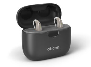 Oticon More im Charger