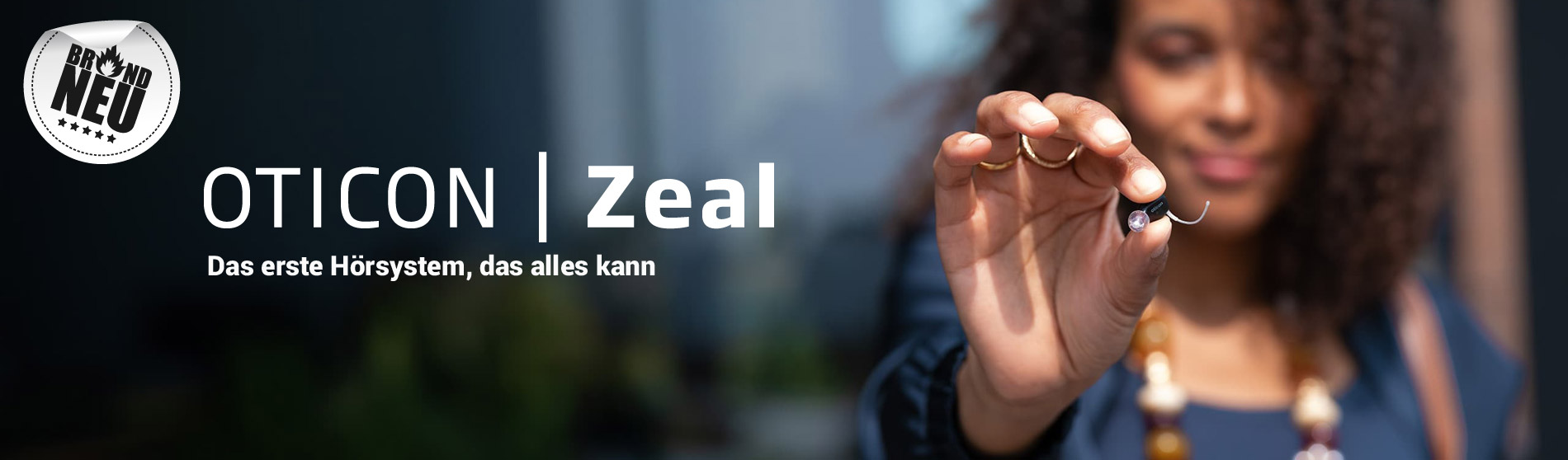 Oticon Zeal Hörgerät bei OHRpheus Frau zeigt Hörgerät